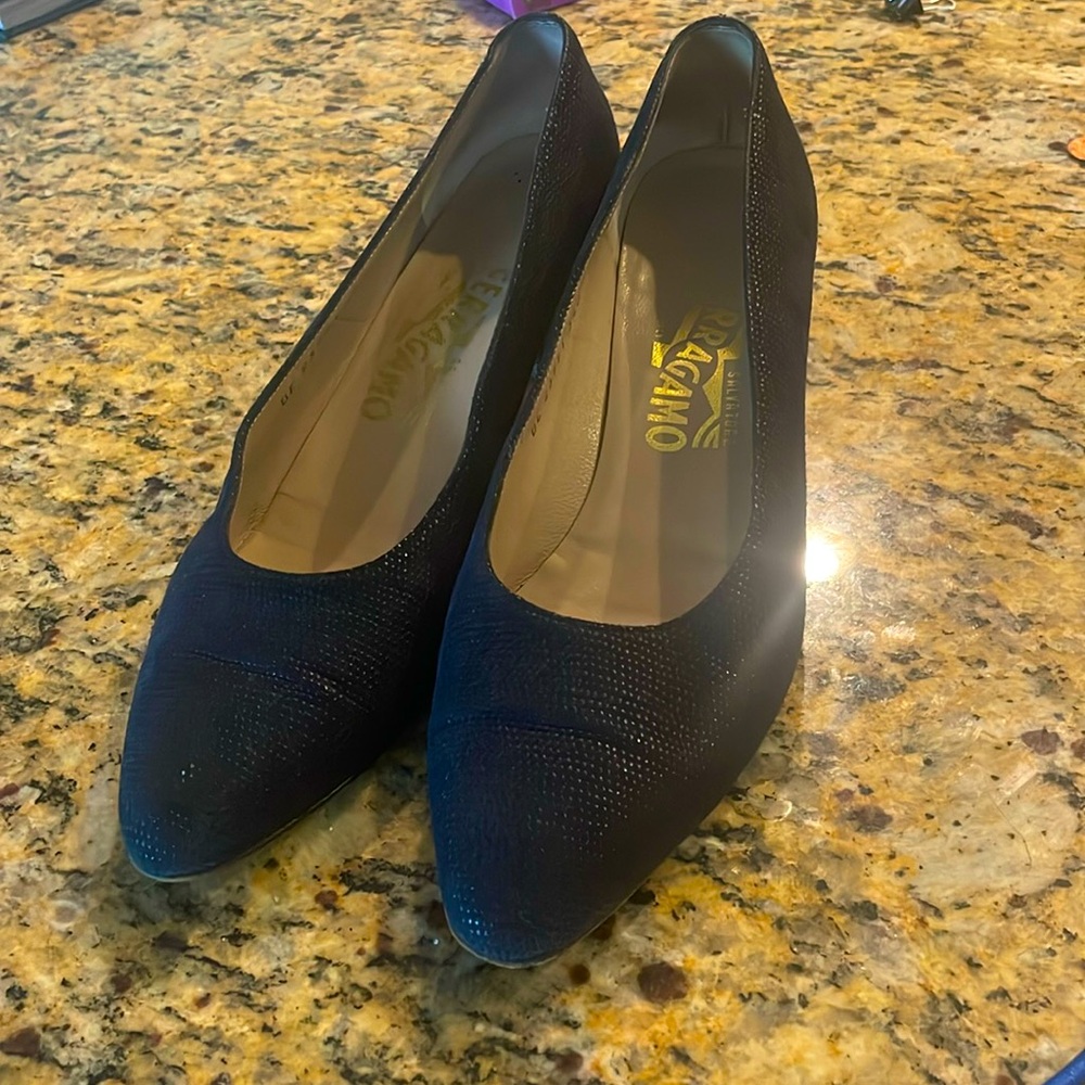 Salvatore Ferragamo navy low rise pump